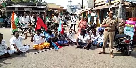 ஸ்டாலின்தான் வராரு: ஸ்டிக்கரை கிழித்த பேரூராட்சி ஊழியர்கள்... திமுகவினர் சாலை மறியல்!