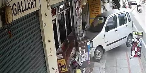 தெலங்கானா: கட்டுப்பாட்டை இழந்து கடையில் மோதிய கார் சமூக வலைதளத்தில் வைரலாகும் வீடியோ