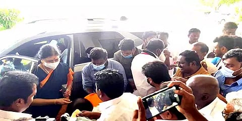 சுவாமி தரிசனம் செய்ய ராமேஸ்வரம் வந்த சசிகலா: சிறப்பான வரவேற்பு அளித்த அமமுக வேட்பாளர்கள்