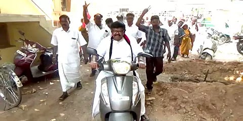 இருசக்கர வாகனத்தில் வீதி வீதியாக சென்று வாக்கு சேகரித்த அருப்புக்கோட்டை அதிமுக வேட்பாளர்