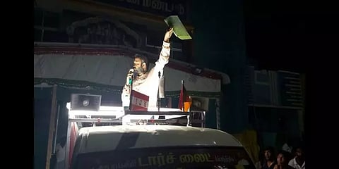 காஞ்சிபுரம்: வாக்குறுதிகளை உறுதிமொழி பத்திரத்தில் கையெழுத்திட்டு வாக்கு சேகரித்த வேட்பாளர்