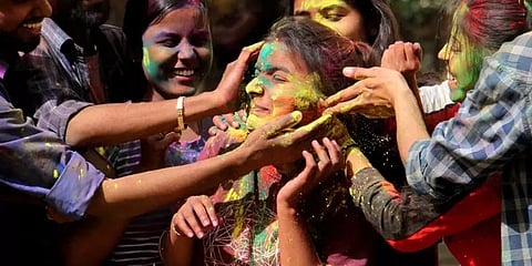 கொரோனா அச்சுறுத்தலுக்கு மத்தியில் வட மாநிலங்களில் ஹோலி பண்டிகை உற்சாகக் கொண்டாட்டம்!