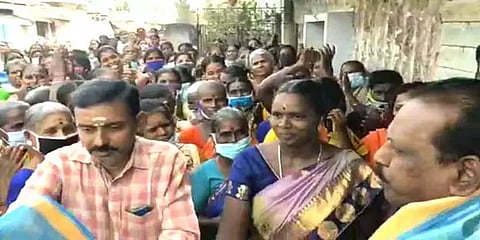 உத்திரமேரூர்: திமுக வேட்பாளருக்கு சால்வை அணிவித்த ஊராட்சி செயலாளர் பணியிடை நீக்கம்