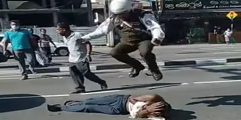 தனிநபரை தாக்கும் போக்குவரத்து காவலர் - வைரல் வீடியோ