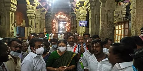 மதுரை மீனாட்சி அம்மன் கோவிலில் சசிகலா சாமி தரிசனம்