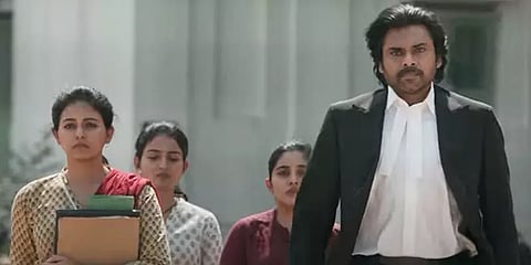 'வக்கீல்சாப்' டிரைலரை காண கண்ணாடி கதவை உடைத்து திரையரங்கில் நுழைந்த ரசிகர்கள்!