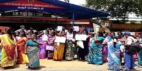 கடனை கட்டிய பின்பும் வங்கியில் இருந்து வந்த நோட்டீஸ்:காவல்நிலையத்தை முற்றுகையிட்ட பெண்கள்!