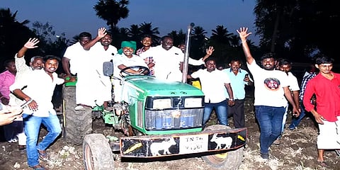 வயலில் டிராக்டர் ஓட்டி வாக்கு சேகரிப்பில் ஈடுபட்ட மண்ணச்சநல்லூர் திமுக வேட்பாளர்