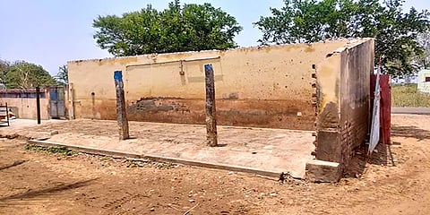 விருதுநகரில் சுழற்றியடித்த சூறாவளி: சுக்குநூறான மின்கம்பங்கள்!