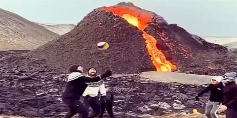 ஐஸ்லாந்து: தீப்பிழம்புகளை கக்கும் எரிமலைக்கு முன்னர் கூலாக வாலிபால் விளையாடிய இளைஞர்கள்!