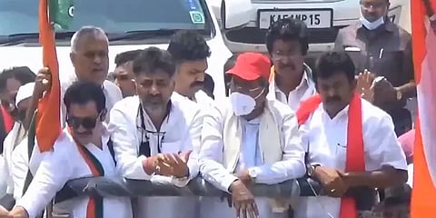 படையெடுக்கும் கர்நாடகா தலைவர்கள்: தளி தொகுதியில் அரசியல் கட்சிகளின் பரப்புரை யுக்தி!