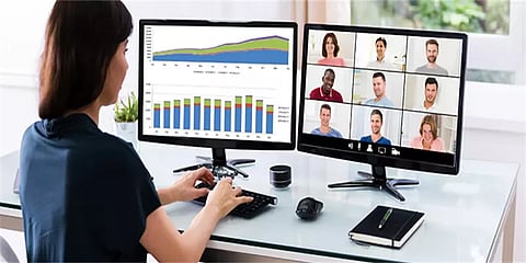 மாணவர்மீது நிறவெறி விமர்சனம்: ஜூம் அழைப்பை துண்டிக்காததால் சிக்கிய அமெரிக்க ஆசிரியர்!