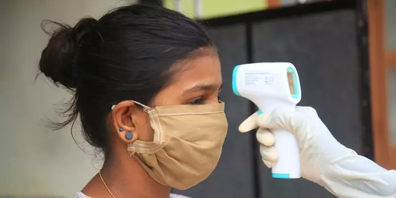 டெல்லியில் இளம் வயதினரை குறிவைக்கும் கொரோனா: எச்சரிக்கும் எய்ம்ஸ் இயக்குநர்