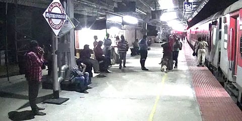 விருதுநகரில் இரட்டை ரயில் இணைப்புப் பாதை பணியால் ரயில்கள் தாமதம்; பயணிகள் அவதி