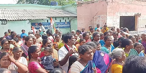 கலப்பு திருமண ஊக்கத்தொகை: விளக்கம் கேட்டு திமுக வேட்பாளரை தடுத்து நிறுத்திய பாமகவினர்