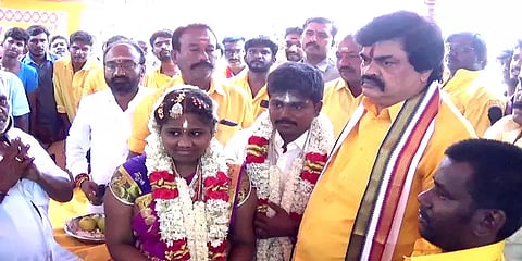 தாலி கட்டிய கையோடு அமைச்சர் ராஜேந்திர பாலாஜியுடன் பரப்புரையில் ஈடுபட்ட மணமக்கள்