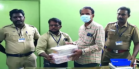 திருச்சி: பறக்கும் படை வாகன சோதனையில் சிக்கிய 5.961 கிலோ கிராம் தங்க நகைகள் பறிமுதல்