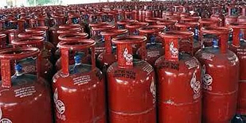 சமையல் எரிவாயு சிலிண்டர் விலை 10 ரூபாய் குறைப்பு!