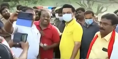 நடைபயிற்சி மேற்கொண்டு வாக்கு சேகரித்த ஸ்டாலின்: செல்ஃபி எடுத்துக்கொண்ட மக்கள்!