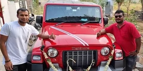 பரிசாக வந்த காரை தனது பயிற்சியாளருக்கு பேரன்போடு பரிசளித்த நடராஜன்!