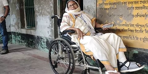 வாக்குப்பதிவு மையங்களுக்கு சக்கர நாற்காலியில் விரைந்த மம்தா... என்ன நடந்தது நந்திகிராமில்?