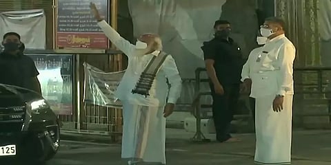 மதுரை மீனாட்சியம்மன் கோயிலில் வேட்டி, சட்டையுடன் பிரதமர் மோடி சாமி தரிசனம்