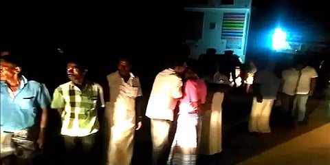 திமுக பிரச்சார வாகனத்தை மறித்து பிளக்ஸ் பேனரை கிழித்ததாக அதிமுக பிரமுகர் மீது புகார்