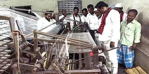 கோரைப்பாய் நெய்து வாக்கு சேகரித்த வந்தவாசி திமுக வேட்பாளர்