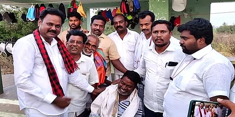 கொரோனா காலத்தில் உதவிய திமுக வேட்பாளருக்கு நன்றி தெரிவித்த அதிமுக நிர்வாகி