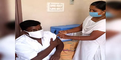 கொரோனா தடுப்பூசி செலுத்திக்கொண்ட 82 தமிழக சிறைக் கைதிகள்!