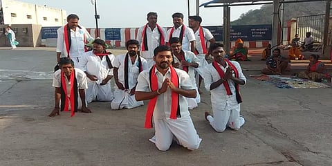 திமுக வேட்பாளர் வெற்றிபெற திருத்தணி கோயில் படிகளில் முட்டிபோட்டு ஏறிய திமுகவினர்