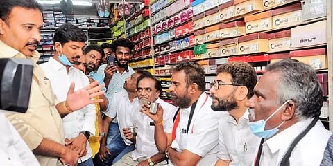 கோவை சம்பவத்தில் கல்வீச்சு நடைபெற்ற கடைக்குச்சென்று அமைச்சர் வேலுமணி ஆறுதல்