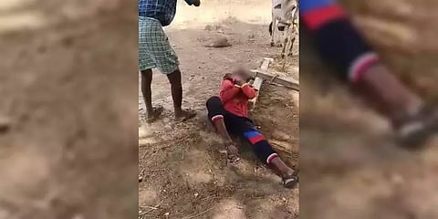 தெலுங்கானா: சிறுவர்களை தாக்கி வலுக்கட்டாயமாக மாட்டு சாணத்தை சாப்பிட வைத்த கொடுமை!