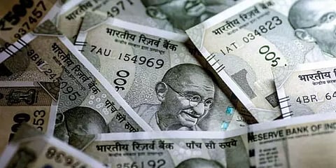 வாக்காளர்களுக்கு பணப்பட்டுவாடா செய்யும் அதிமுக உறுப்பினர்கள் : வீடியோ காட்சிகள்