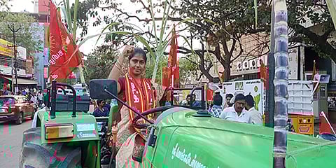 டிராக்டரில் சென்று வாக்கு சேகரித்த மதுரை வடக்கு தொகுதி நாம் தமிழர் கட்சி வேட்பாளர்