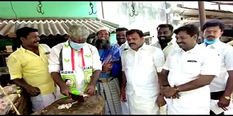 கறி வெட்டிக் கொடுத்து வாக்கு சேகரிப்பில் ஈடுபட்ட அமைச்சர் வெல்லமண்டி நடராஜன்