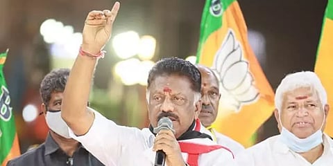 ஓ.பன்னீர்செல்வம் அலுவலகம் அருகே வருமான வரித்துறை அதிகாரிகள் சோதனை!