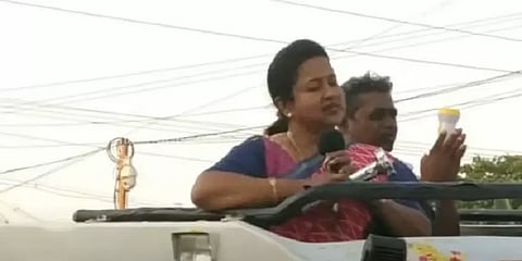 வாஷிங்மெஷின் கொடுப்பதாகக் கூறும் அரசு இலவச மாஸ்க் கொடுப்பதில்லை - ராதிகா சரத்குமார்