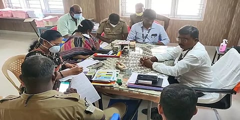 சென்னை: பட்டப்பகலில் பணப்பட்டுவாடா செய்த அதிமுகவினரை பிடித்த பறக்கும்படை