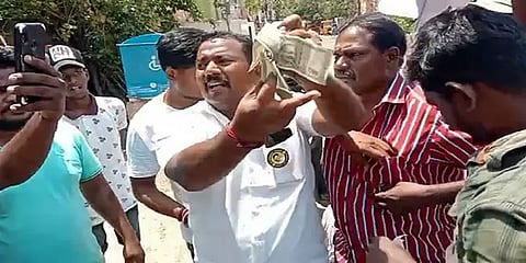 கண்ணகி நகரில் பணம் பட்டுவாடா செய்ததாக அதிமுகவினர் 2 பேர் மீது போலீசார் வழக்கு