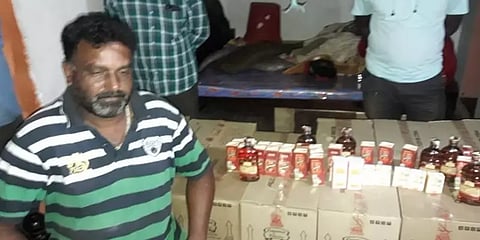 கர்நாடகாவிலிருந்து தமிழகத்துக்கு வேனில் கடத்த முயன்ற 1,230 மதுபாட்டில்கள் பறிமுதல்!