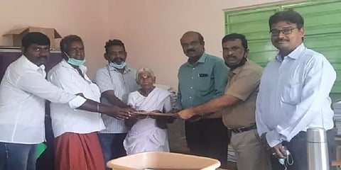 ரூ.1-க்கு இட்லி வழங்கும் கமலாத்தாளுக்கு புது வீடு - ஆவணங்களை வழங்கியது மஹிந்திரா குழுமம்