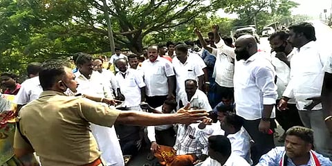 ஆவடி: தேர்தல் அதிகாரிகள் திமுகவிற்கு சாதகமாக செயல்படுவதாக அதிமுகவினர் சாலை மறியல்