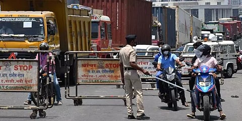 கட்டுக்கடங்காத கொரோனா பரவல்: ஊரடங்கு, கட்டுப்பாடுகளால் முடங்கியது மகாராஷ்டிரா!