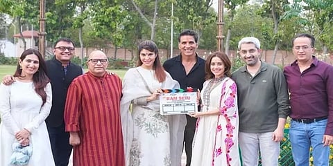 அக்ஷய் குமார் உடன் படப்பிடிப்பில் கலந்துகொண்ட 45 பேருக்கு கொரோனா உறுதி!