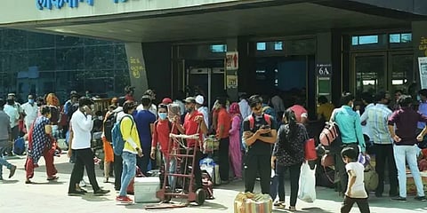 மகாராஷ்டிராவில் 'லாக்டவுன்' அச்சம்: சொந்த ஊருக்கு படையெடுக்கும் புலம்பெயர் தொழிலாளர்கள்!