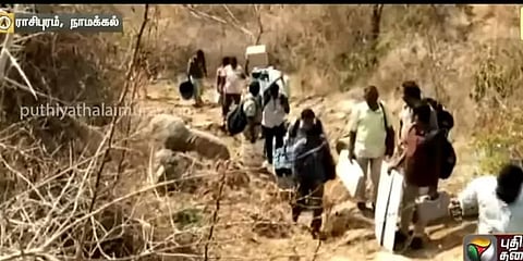 போதமலை: கரடு முரடான பாதையில் இவிஎம் இயந்திரத்துடன் நடைபயணம்