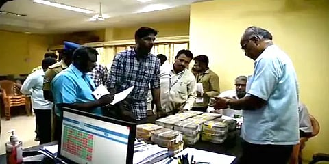 திருப்பூர்: பறக்கும் படை வாகன சோதனையில் சிக்கிய ரூ. 1.09 கோடிபணம் பறிமுதல்