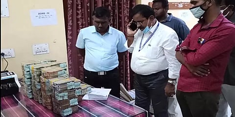 உடுமலை: உரிய ஆவணமின்றி தனியார் வங்கி வாகனத்தில் கொண்டு செல்லப்பட்ட ரூ.1.25 கோடி பறிமுதல்