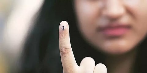 வாக்குச்சாவடி மையத்தில் என்னென்ன ஆவணங்களை காட்டி வாக்களிக்கலாம்?